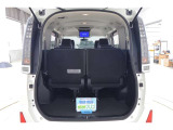 3列目のシートが左右に跳ね上げできますので、荷室の空間が広く自在に出来ます♪大きめの荷物も載せられそうですね♪