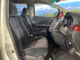 運転席まわりには十分なスペースがあり、大柄な方でもゆったり運転していただける環境です。