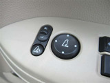 駐車時や狭い道でのすれ違い時に気を使うミラー。電動格納式ドアミラーはそんな時に便利です。