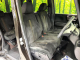 運転席まわりには十分なスペースがあり、大柄な方でもゆったり運転していただける環境です。