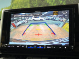 【バックカメラ】駐車時に後方がリアルタイム映像で確認できます。大型商業施設や立体駐車場での駐車時や、夜間のバック時に大活躍!運転スキルに関わらず、今や必須となった装備のひとつです!