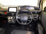 運転席まわりです。 各操作スイッチは使いやすい位置に配置されてます。