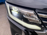 【LEDヘッドライト】悪天候や夜間走行時も良好な視界を確保し安心して運転できる高輝度LEDヘッドライトを装備!点灯速度が早く、消費電力も抑えられています。