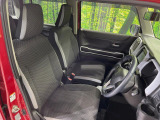 運転席シート廻りは使用感も少なく、良好な状態となっています。丁寧に使われていたことがよくわかりますね。後部座席も気になるようなキズ・汚れやへたり等、大きなダメージはなく、良好な状態です。
