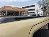 見落としがちな屋根もチェック。色ムラ・小キズ・へこみの有無や装備(ルーフレール等)も確認可能。