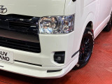 【LEDヘッドライト】悪天候や夜間走行時も良好な視界を確保し安心して運転できる高輝度LEDヘッドライトを装備!点灯速度が早く、消費電力も抑えられています。