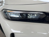 【LEDヘッドライト】悪天候や夜間走行時も良好な視界を確保し安心して運転できる高輝度LEDヘッドライトを装備!点灯速度が早く、消費電力も抑えられています。
