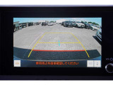 【バックモニター】 後退時に車両の後ろ側を表示します。車庫入れなどでバックする際に安心です。