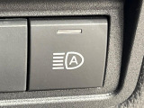 【アダプティブハイビーム】遠くまで明るく照らすハイビームを先行車や対向車に照射しない様、自動で調整!毎回手動で切り替える必要がなく、夜間走行時のストレスも軽減。安全性向上にも寄与します。