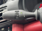 【オートワイパー(AUTO)】雨が降り出した時に、雨滴検出用センサー(レインセンサー)が雨滴を感知すると、自動でワイパーが動作します。
