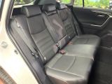 広々とした2列目シートは居住性が高く、居心地も快適!友達や家族とのお出かけにぴったりです。ベビーシートやチャイルドシート使用時も快適にお過ごしいただける十分な空間を確保しています。