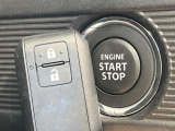 【キーレススタートシステム】カバンやポケットに入れたままでもドアの施錠・解錠が可能なスマートキーを装備。エンジンのオン・オフ時もカギを取り出す必要が無いからとっても便利です♪