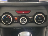 【オートエアコン】一度お好みの温度に設定すれば、車内の温度を検知し風量や温度を自動で調整。暑い&hellip;寒い&hellip;と何度もスイッチ操作をする必要はありません。快適な車内空間には必須の機能ですね♪