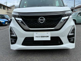 日産のブランドを象徴するVモーショングリルです。