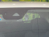 【スマートブレーキサポート】走行中に前方の車両等を認識し、衝突しそうな時は警報とブレーキで衝突回避と被害軽減をアシスト。より安全にドライブをお楽しみいただけます。