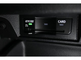 ETC2.0対応車載器。全国の高速道路に設置されたITSスポットとの高速大容量(ETCの4倍)、双方向通信で、世界初の路車協調システムによる運転支援サービスを受けることができます。
