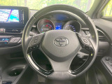 インテリアに合わせたデザインのステアリングは、運転される方のことも考え、運転しやすい形状、大きさです。是非一度、実際に触ってお確かめください。