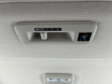 車内の空気を循環し後席まで素早く快適にしてくれるシーリングファン(プラズマクラスター搭載)♪暑い季節もムラなく涼しく、快適さがUP!エアコン前に扇風機を置くと効率が良いと言われる、あの発想ですw