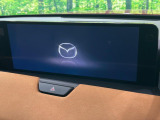 【12.3インチマツダコネクト】車内の雰囲気にマッチした大型ディスプレイ。スマホ接続でのナビ使用やBluetooth再生等、様々な機能が楽しめます。直感的なダイヤル操作が可能で、使い勝手も良好です。