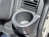 運転席ハンドルの右側にもドリンクホルダーがございます!お飲み物だけではなく、携帯電話なども置けますね♪