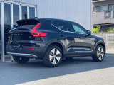 ボルボXC40は、よりスマートに、より大胆に生まれ変わりました。刷新されたフロントフェイス、先鋭的な躍動感を感じさせるスタイリング。SUVの姿を体現するプロポーションは力強さに溢れた佇まいを見せます。