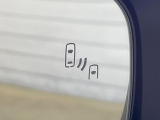 【ブラインドスポットモニター】走行中、ドアミラーの死角になりやすい箇所に後続車が接近するとサイドミラーのレンズに警告を表示!ドライバーに注意喚起をしてくれます。