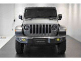 Jeep伝統の丸目のヘッドライトにセブンスロットグリルで一目でJeepだとわかりますね!