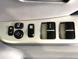 【電動格納ミラー】サイドミラーは電動格納式となっており、狭い駐車場でもキズがつくリスクを抑えられます。