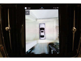 360度カメラは、上方から見下ろしたような映像です。前後左右いずれかを部分的に拡大できるため駐車や細い路地などで活躍します。