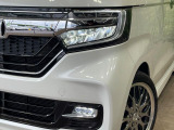 【LEDヘッドライト】悪天候や夜間走行時も良好な視界を確保し安心して運転できる高輝度LEDヘッドライトを装備!点灯速度が早く、消費電力も抑えられています。
