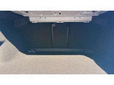 トランクスペースはお買い物時やお荷物を積む際に丁度良い広さが確保されております。 ゴルフバック等を積み込む際は可倒式シートを倒し広い空間を確保する事が出来ます。