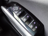 窓の開閉は電動(パワーウィンド)になりますので、便利ですよね。
