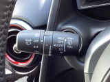 レバーをAUTOの位置にしているとき、レインセンサーが雨を感知すると、雨量に応じてワイパーが自動で作動してくれるオートワイパーを装備!設定変更で非作動にすると、間欠作動に固定されます。