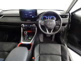 革巻きステアリングで快適な操作性の運転席です。
