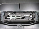 トランク下にはタイヤパンク修理剤とタイヤ交換用に工具が装備されてます!!