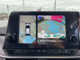 車を真上から見ているように、周囲の状況を把握しながら安心して駐車が行えるアラウンドビューモニター装備!