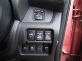 運転席右側には電動スライドドア等の各種スイッチがまとめられています!