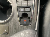 指先でパーキングブレーキの操作ができます。ブレーキホールドもついているので停止中に、ブレーキペダルから足を離しても停止状態を維持し続けてくれます。信号待ちなどの際に非常に便利です。