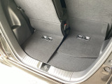後席を前方へスライドさせることで荷室にゆとりが生まれ、荷物の量に応じて柔軟に使える便利なスペースになります。