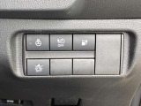 運転席右下の操作しやすい位置に各種設定ボタンがあります