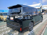 全てのクルマに車両検査証がついています。中古車オークション業界で確立された公正な基準を採用しています。トヨタ自動車によって、修復歴や状態を正しく判断できると認定された車両検査員が、1台1台検査し点数と