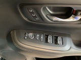 電動格納式リモコンドアミラーと、パワーウィンドウスイッチ等は運転席ドアにあります。