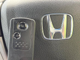 【Hondaスマートキー】カバンやポケットに入れたままでもドアの施錠・解錠が可能なスマートキーを装備。エンジンのオン・オフ時もカギを取り出す必要が無いからとっても便利です♪