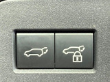 【パワーバックドア】スマートキーや運転席のボタンを押すだけでリアゲートが自動で開閉します!荷物を持っている時や、高い位置にあるバックドアを閉める際に便利な機能です♪