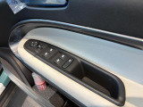 しっかりした操作性の運転席側ドアスイッチ類
