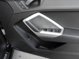 シンプルさと機能性が両立しており、ドイツ車らしい良いインテリアになっています。手の込んだ手法で静かで快適な室内を実現させています。