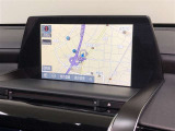 【SDナビゲーションシステム】運転中の視線移動が少なく済むよう、遠方情報に8インチ遠視用ディスプレイ、手前にはタブレット感覚で操作できる7インチトヨタマルチオペレーションタッチを配置しています。