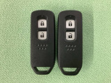 スマートキーを装備しています。鍵を差し込むことなくドアロックの開け閉めと、スタートボタン操作でのエンジンスタートができます。スペアキーも同じものを用意しております。