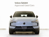 EVエクステリアならではのフロントシールドデザイン、ボルボアイデンティティを進化継承する印象的なトールハンマーライトが、自信に溢れたモダンなフェイスを表現。