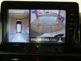 ギアを『R』に入れるとナビ画面に、まるで雲の上から覗いているような映像が映り、駐車をサポートしてくれます。